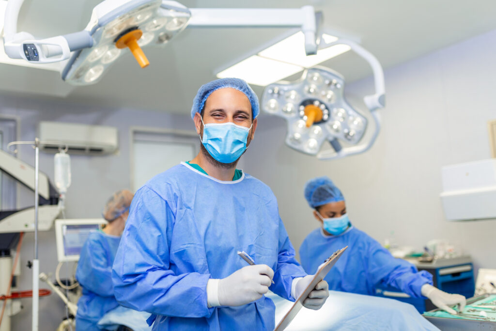 Medical Tourism in Turkey – Compare & Book the Best Hospitals 1 Surgeon writing on clipboard in operation room